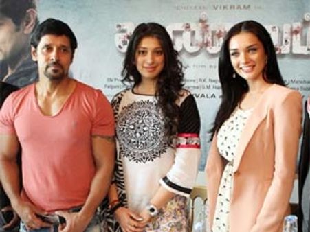 லண்டனில் தாண்டவம் பட பிரஸ் மீட்- விக்ரம், லட்சுமிராய் பங்கேற்பு