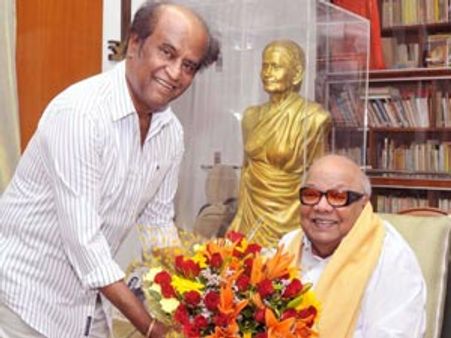 கருணாநிதியை நேரில் சந்தித்து பிறந்த நாள் வாழ்த்து சொன்ன ரஜினி!