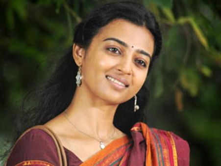 லண்டன் மாப்பிள்ளையுடன் நடிகை ராதிகா ஆப்தேவுக்கு நிச்சயதார்த்தம்!