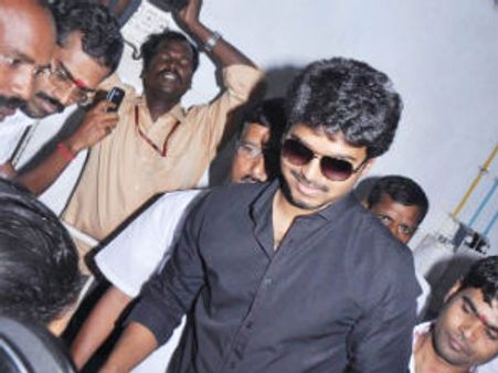 விஜய் விஸிட் - ஏக தள்ளுமுள்ளு... ரசிகர்கள், போலீசாருக்கு காயம்!