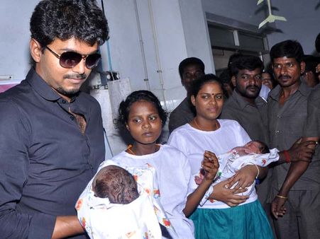 தங்க மோதிரம், நிதி உதவிகள்.. அரசியல் தலைவருக்கு நிகரான ஆரவாரத்துடன் விஜய் பிறந்த நாள்