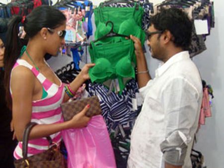 கவர்ச்சியும், கசமுசாவாகவும் போகும் வீணா மாலிக்கும், 3வது காதலும்...!