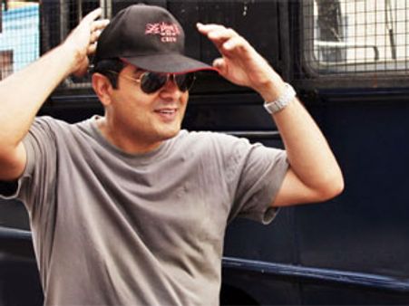 ரசிகர்கள் ரகளை, கைகலப்பு... கோபத்தில் படப்பிடிப்பை ரத்து செய்துவிட்டு சென்னை திரும்பிய அஜீத்!