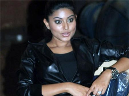 கடலில் விழுந்த சினேகாவைக் காப்பாற்றிய மீனவர்கள்!