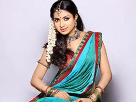 பேசிய சம்பளம் கொடுக்காததால் வெளிநாட்டில் ஆட மறுத்த அமலா பால்!