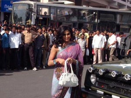 டர்ட்டி பிக்சர்ஸ் ஸூட்டிங்... வீணா மாலிக்கை மொக்கியெடுத்த பெங்களூர் ரசிகர்கள்!