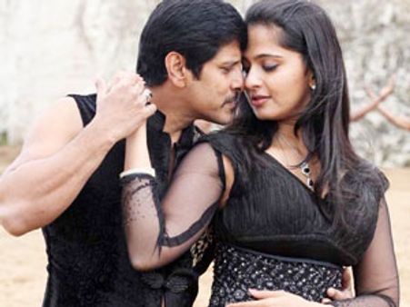 லண்டனில் குப்பை அள்ளிய அனுஷ்கா, விக்ரம்