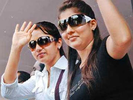 கட்டிப்பிடித்து கிஸ்ஸடித்து நட்பை விளம்பரப்படுத்திக் கொண்ட நயன் - திரிஷா!