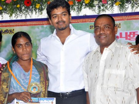 அதிக மதிப்பெண் பெற்ற மாணவர்களுக்கு விஜய் பரிசு - விருந்து!