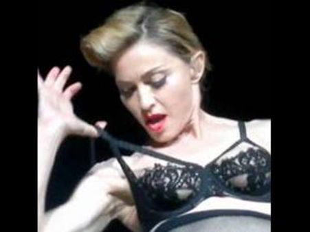 80000 பேருக்கு முன் பிராவை விலக்கி.... பேன்டீஸை இறக்கி...! - மடோனாவின் 'ஓல்ட் டெக்னிக்!'