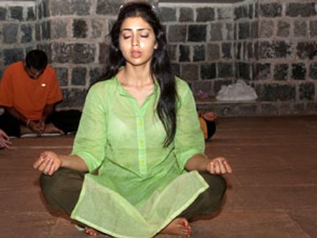 சாமியார் மடங்களைத் தேடி ஓடும் பிரபல நடிகைகள்!