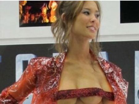 மூன்று மார்புகளுடன் கலக்கும் காத்லீன் லீப்!