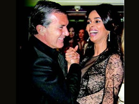 பாரிஸில் ஆன்டனியோ பன்டாரஸுடன் மல்லிகா ஷெராவத்தின் ஹாலிடே