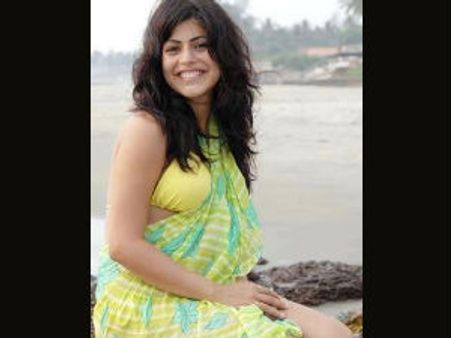 ஹீரோவின் ரசிகைகளால் என் உயிருக்கு ஆபத்து: நடிகை ஷேனாஸ்