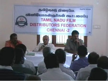 சினிமா டிக்கெட் விலையை குறைக்க வலியுறுத்தி முதல்வரை சந்திக்க விநியோகஸ்தர்கள் கூட்டமைப்பு முடிவு