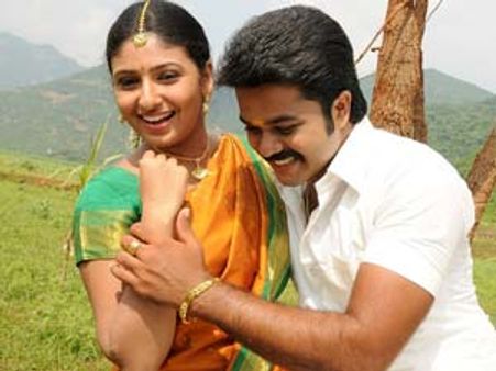 மாற்றுத்திறனாளி இயக்குனருக்காகப் பறந்து வந்த 'அழகி' மோனிகா!