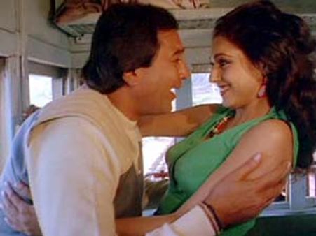 ஒரே பிரஷ்ஷில் பல் விளக்கிய ராஜேஷ் கன்னாவும், டினா முனீமும்!