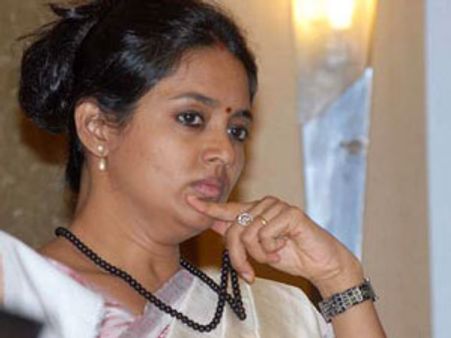 பக்கத்து வீட்டுக்காரர்கள் இம்சை-சொந்த வீட்டிலிருந்து வாடகை வீட்டுக்குப் போகும் ரஞ்சிதா!