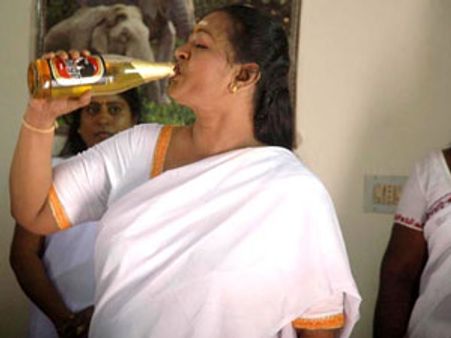 பீர் அடிக்கும் ஷகிலா… கிர்ரடிக்கும் 'ஆசாமி'!