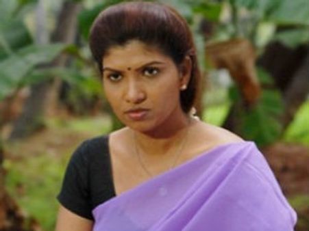 'நாங்களும் துணியில்லாம இருந்தா புடவை தருவியா கண்ணு...' - நடிகையிடம் ரசிகர்கள் வம்பு!