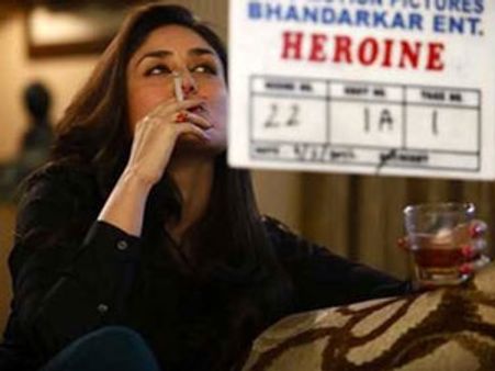 'தம்'மடிக்கும் ஹீரோயின் கரீனா - பெண்கள் அமைப்புகள் கண்டனம்!