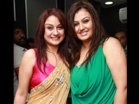 சூர்யா - கார்த்தி பெயரைப் பயன்படுத்தி சோனா - சோனியா அகர்வாலிடம் தர்மஅடி வாங்கிய இளைஞர்!