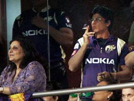 'தம்'மடித்த வழக்கில் தீர்ப்பு - ரூ 100 அபராதத்தோடு தப்பித்தார் ஷாரூக்!