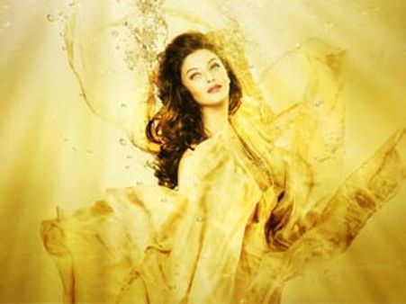 'ஸ்டன்னிங் லுக்'கில் ஐஸ்வர்யா... மறுபடியும் சிக்கென்று மாறினார்!