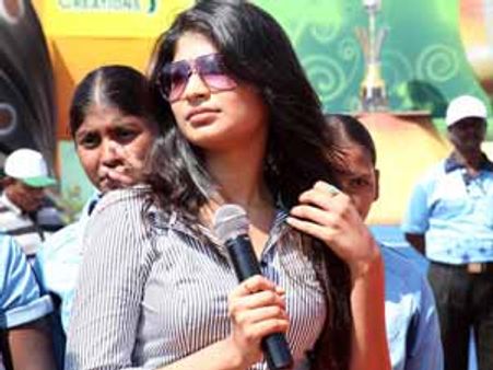 'ஏம்ப்பா... உங்களை நம்பி இறங்குனா இப்படியா மானத்தை வாங்கறது?' - விஜயலட்சுமியின் செல்லச் சிணுங்கல்