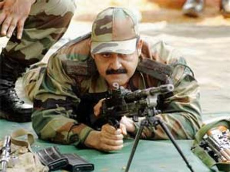 கண்ணூர் ராணுவ முகாமில் மோகன்லாலுக்கு துப்பாக்கி சுடும் பயிற்சி!