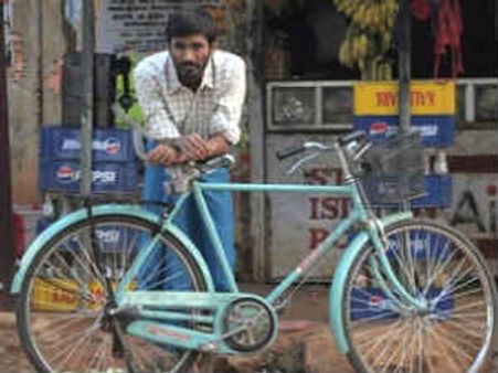 சிக்னலில் ஹார்லி டேவிட்சன் நிற்கிறதா? தனுஷாக இருக்கலாம்