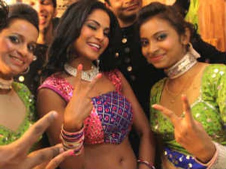 மும்பை மக்களின் மனம் கவர்ந்த ராதே...வீணா மாலிக்!