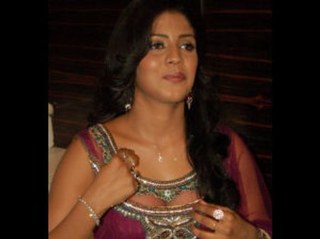 'புதுப் படத்துல இனியாவப் போடுங்க...'- இசையமைப்பாளரின் நிபந்தனை!