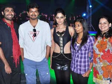 சட்டம் ஒரு இருட்டறை... ஷூட்டிங் ஸ்பாட்டில் விஜய்!