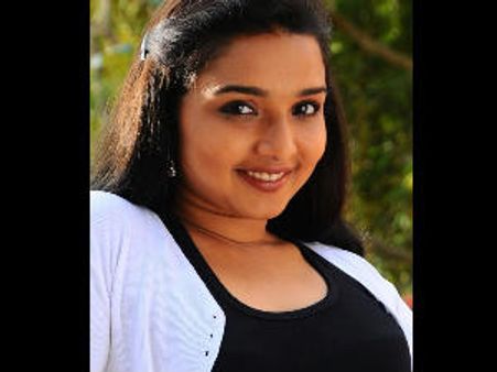 சம்பந்தமில்லாமல் எப்படிங்க கவர்ச்சி காட்டுவது... சலித்துக் கொள்ளும் தீப்தி