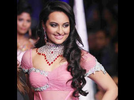 பிரபுதேவாவே ஆடுறார்னா... உணர்ச்சிவசப்படும் சோனாக்ஷி!