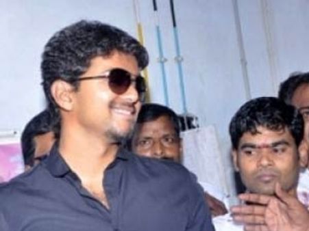 11 ஜோடிகளுக்கு இலவச திருமணம் நடத்தி வைத்த விஜய்!