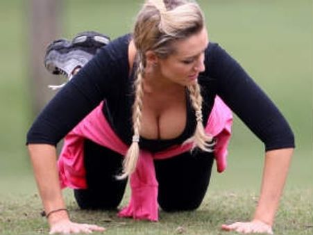 பார்க்கில் கவர்ச்சி ரசம் சொட்டச் சொட்ட எக்சர்ஸைஸ் செய்த நடிகை!