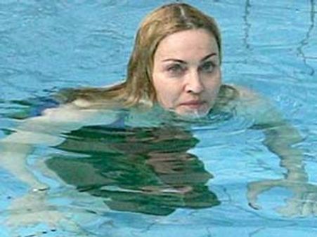 கண்கொள்ளாக் காட்சி... அநியாயத்துக்கு நிறைய உடை அணிந்து நீந்திய மடோனா!