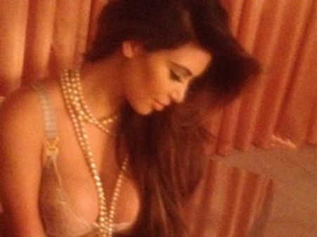 ரசிகர்களை ராத்திரியில் வியர்க்க வைத்த கிம் கர்தஷியான்!