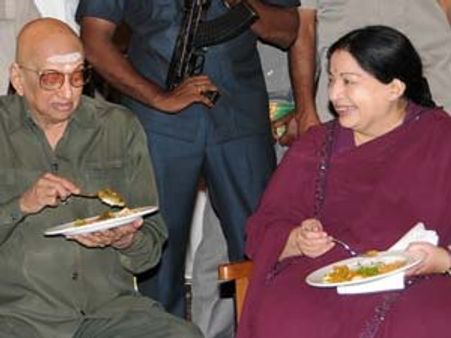 சோ உள்ளிட்ட நடிகர்களுக்கு ஜெ வைத்த விருந்து!