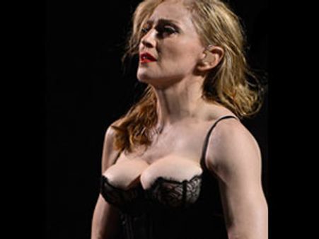 ரசிகர்களை மிரள வைத்த மடோனாவின் 'லோ கட்'!