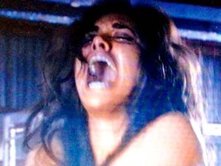 ஈஷா குப்தா நிர்வாணமாக நடிக்க ஒத்தாசை செய்தாரா பிபாஷா பாசு?