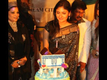 மலேசிய மண்ணில் பர்த்டே பார்ட்டி நடத்திய மோனிகா