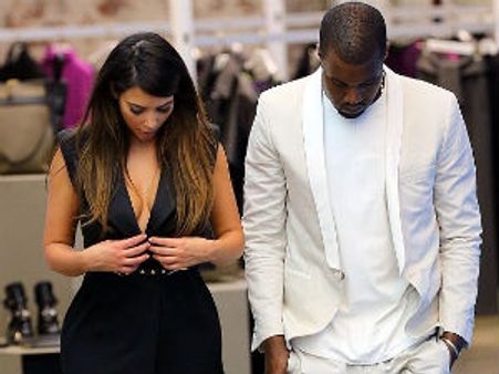 ஷாப்பிங்கின்போது சங்கடம்... 'கிளீவேஜை' மறைக்கப் போராடிய கிம் கர்தஷியான்!