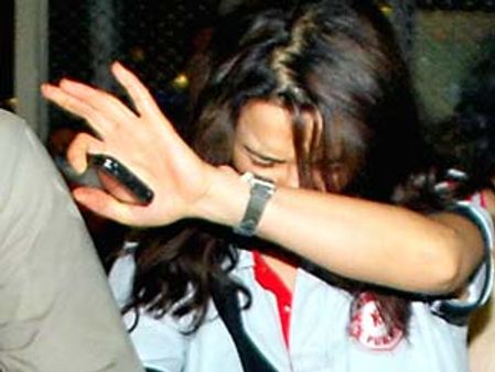 ரசிகர்களுக்கு முகத்தை காட்டாமல் ஏர்போர்ட்டில் இருந்து ஓடிய பிரீத்தி ஜிந்தா