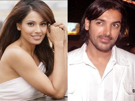 ஜான் ஆப்ரகாமை பிரிந்தாலும் முத்தமிடுவதில் கஷ்டமில்லை– பிபாஷா பாசு