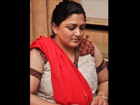 வெற்றிக்கு பரிசாக கணவருக்கு ஆடி கார் பரிசளித்த குஷ்பு