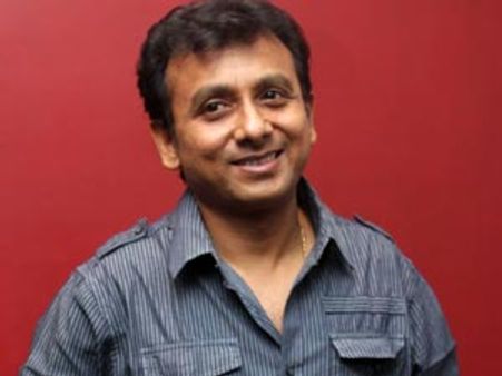 டக்ளஸ் போர்த்திய பொன்னாடை-மன்னிப்பு கேட்டார் பாடகர் உன்னி கிருஷ்ணன்