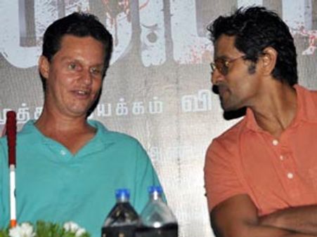 காதுகளால் 'பார்க்கும்' டேனியல் கிஷ்... தாண்டவம் படத்துக்காக விக்ரமுக்கு பயிற்சியளித்தார்!